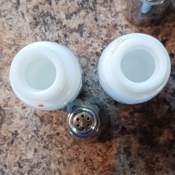 VINTAGE Fancy Floral Salt & Pepper Set - Picture 4 of 7